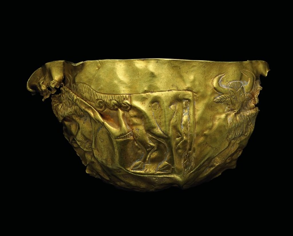 The two bulls with curly beard hanging down the chest engraved on the golden bowl are commonly found among Mesopotamian motifs. Like other gold and silverware unearthed from Tepe Fullol, this bowl has also been hacked into pieces to be divided among the peasants.