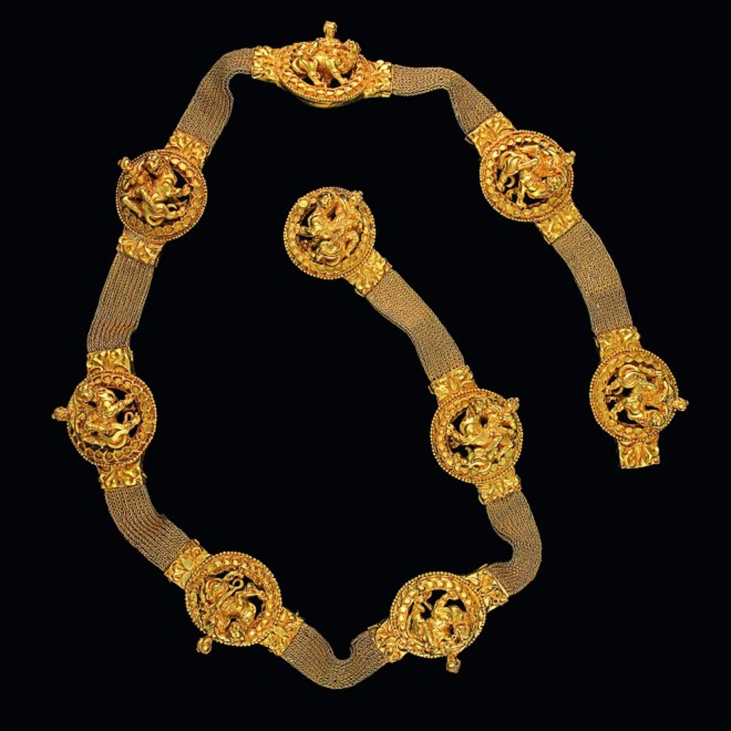 The gold belt is adorned with nine gold medallions with the same theme, depicting a deity riding on a lion. With the same theme, the nine medallions differ only in minor details such as the postures of the lions, the saddles on their backs and the curvature of their tails.