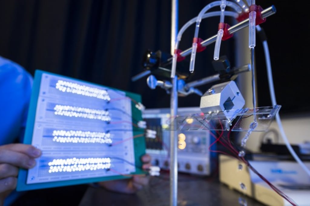 Research shows that a drop of water released from a height of 15cm can generate a voltage of over 140V, which can light up 100 small LED lights. Please click to view the video.