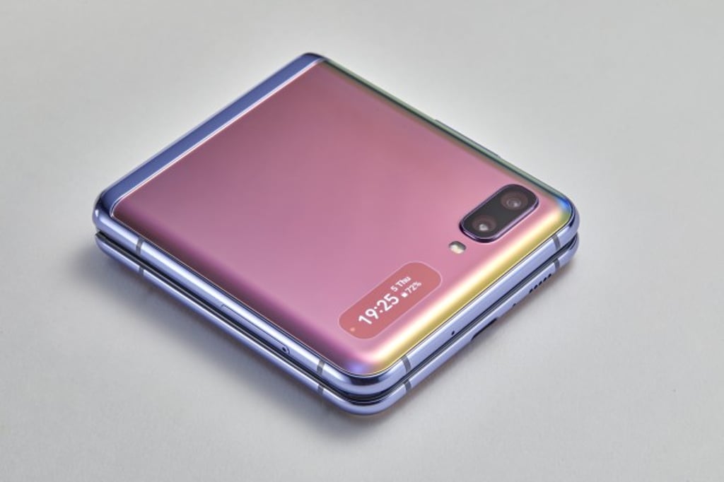 The cover display offers information such as time and message alerts. Users can take a selfie without opening the phone. The cover display offers information such as time and message alerts. Users can take a selfie without opening the phone.