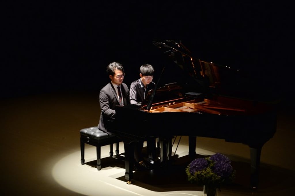The celebration gala starts with the beautiful music by acclaimed pianists Tony LEE and ZHANG Lixin.