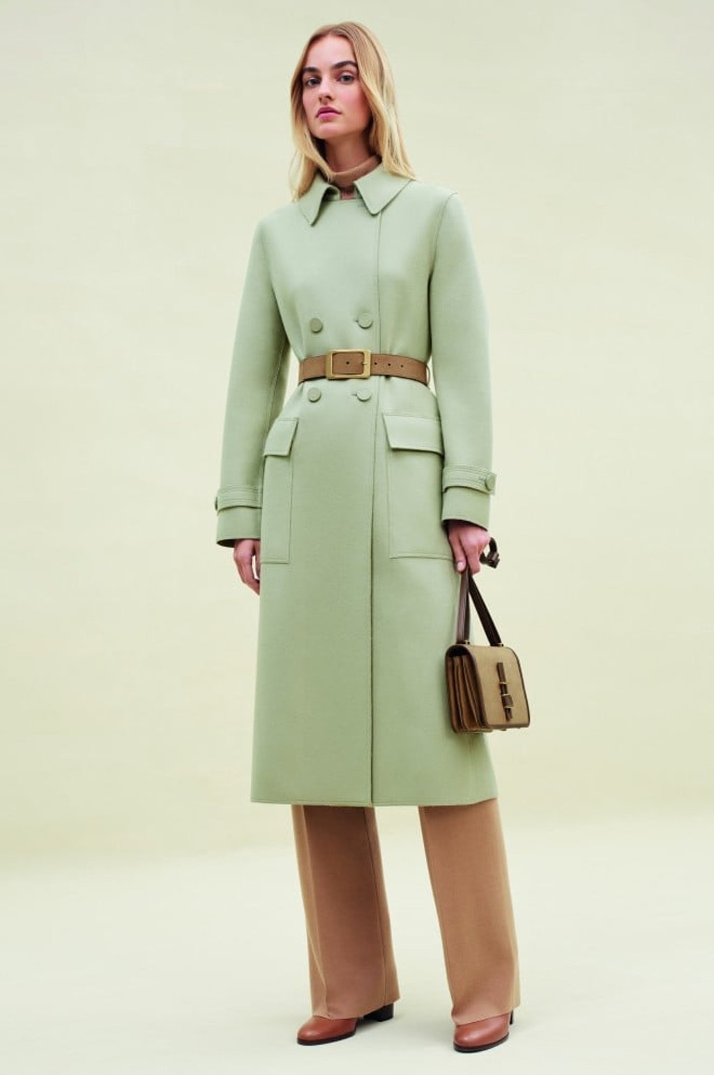 Team an unlined and seamless “Timothy” double-breasted trench coat in cashmere with a “Fifth Avenue” high-neck sweater in cashmere and silk and matching fluid-fitting trousers.  Accessorise with “Lock In” bag in Velvet Nabuk leather.