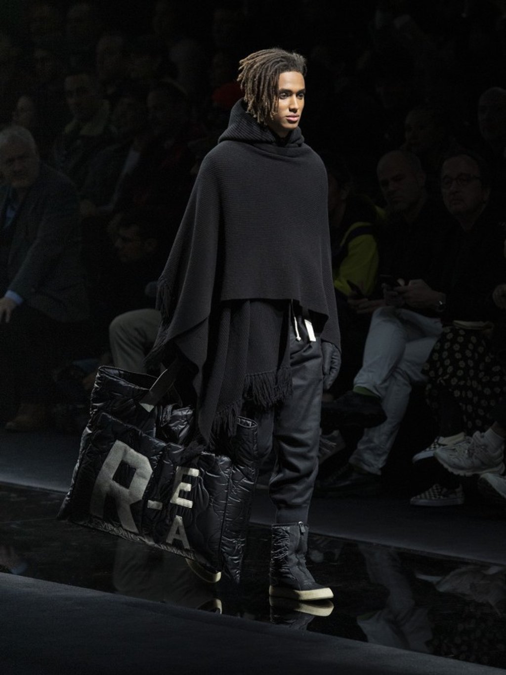Wrap up against the cold in “zero kilometre” wool poncho, cargo trousers, moon boots, gloves and padded shopper bag.