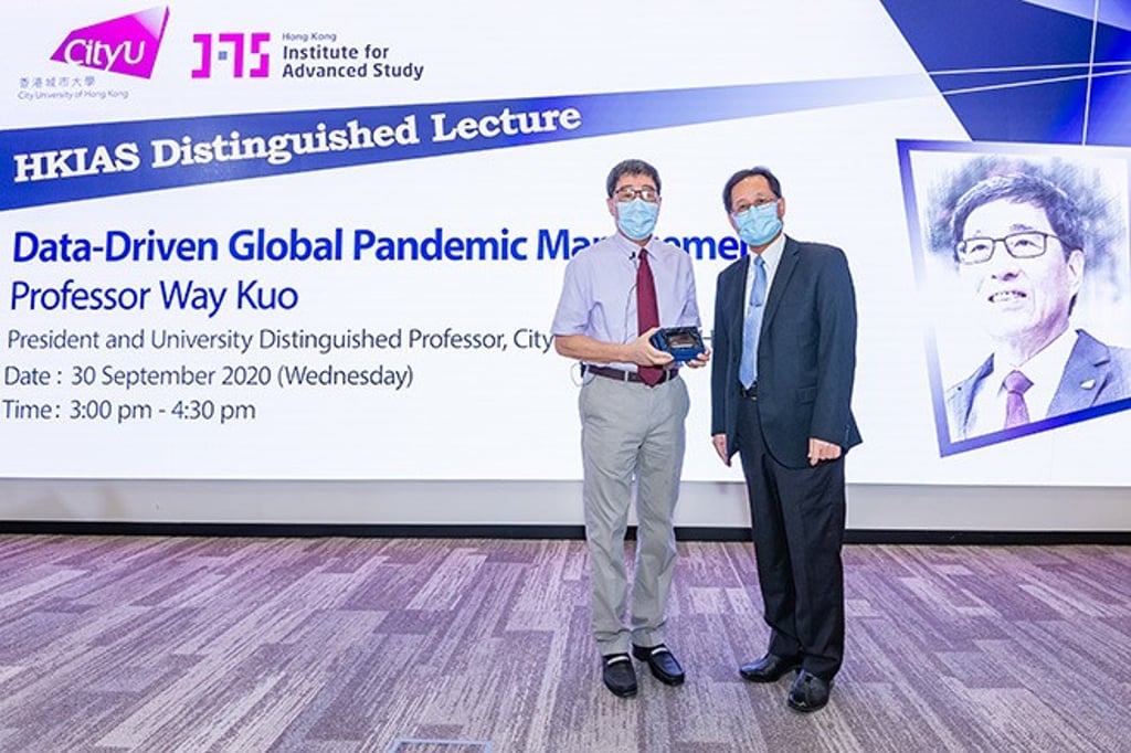 (Right) Professor Jacob Huang, Executive Director of HKIAS and Chair Professor of Department of Materials Science and Engineering at CityU, presented a souvenir to (left) President Kuo. (Right) Professor Jacob Huang, Executive Director of HKIAS and Chair Professor of Department of Materials Science and Engineering at CityU, presented a souvenir to (left) President Kuo.