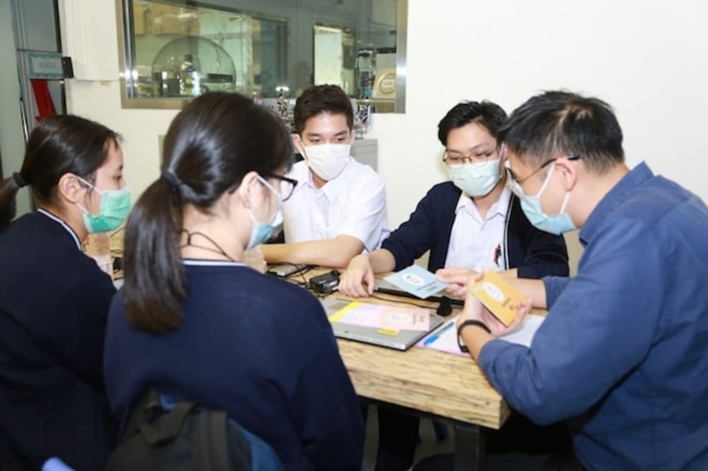 (Students from Lok Sin Tong Yu Kan Hing Secondary School and mentors from Towngas were exchanging views at the mentorship meeting.)