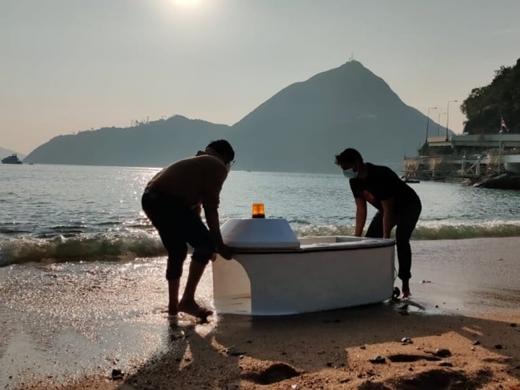With its relatively small size and built-in sensors, Clearbot is able to detect and pick up waste more efficiently than a boat or excavator