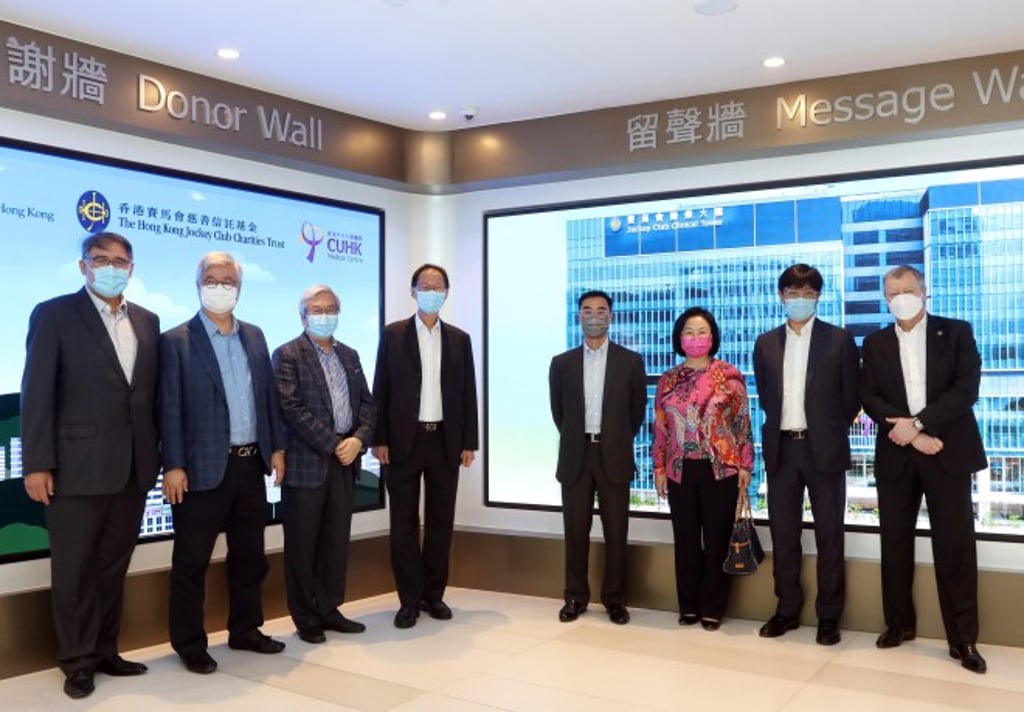 The CUHK Medical Centre marks the single largest-ever donation made by The Hong Kong Jockey Club to medical services. Club Chairman Philip Chen (4th left), members of the Board of Stewards, and Club Chief Executive Officer Winfried Engelbrecht-Bresges (1st right) at the CUHK Medical Centre.