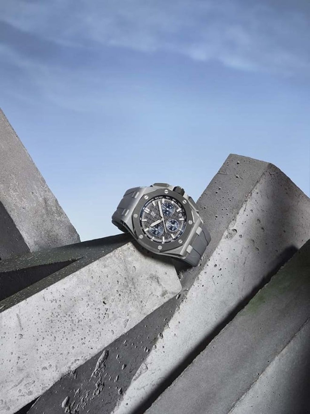 This Royal Oak Offshore 43 mm, with a titanium case, elegant grey ceramic bezel, dial and interchangeable rubber strap, is a monochromatic study in grey with a touch of blue.