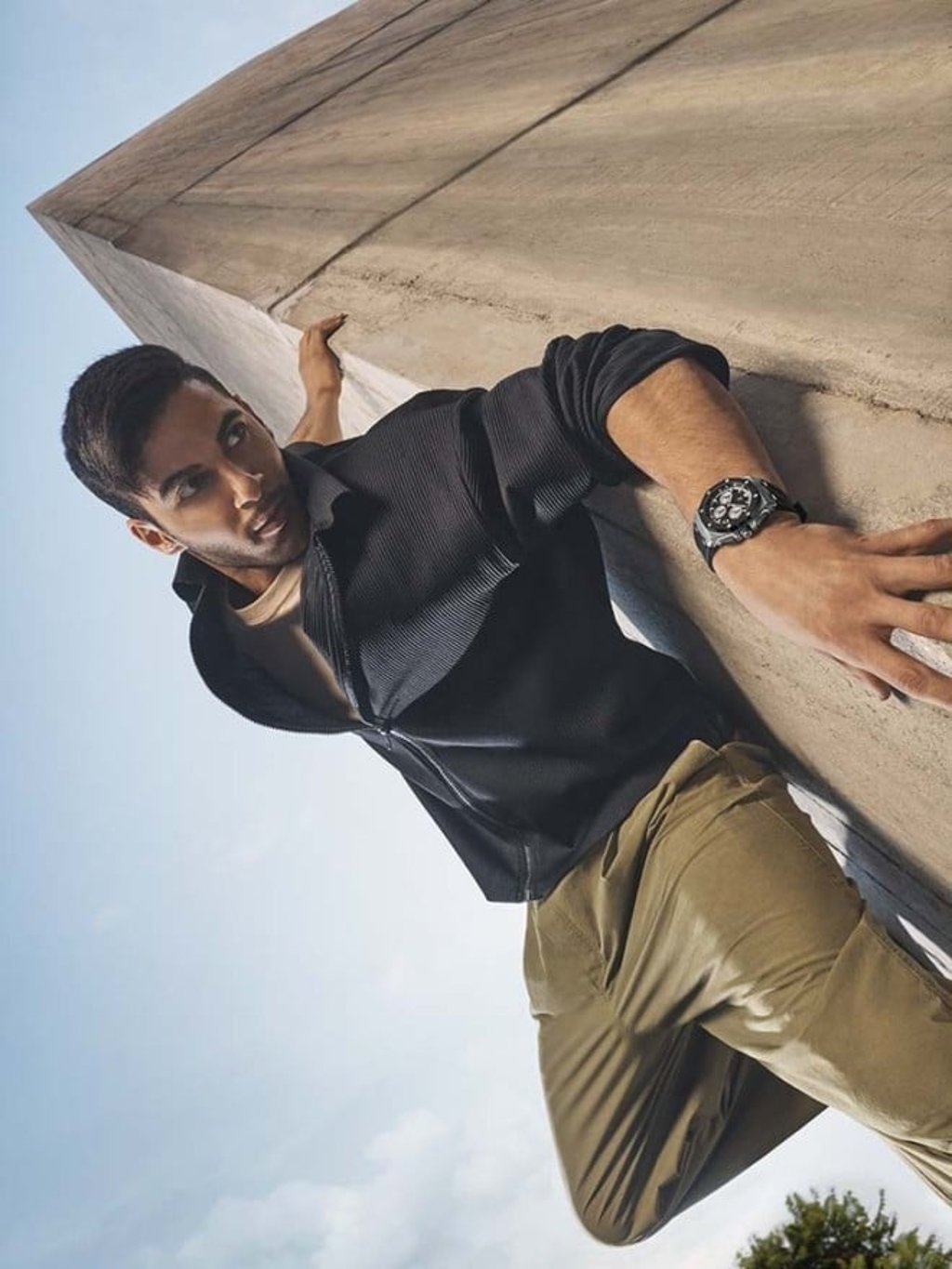 Ideally suited for slimmer wrists, the 43 mm is created for thrill-seekers and those who live an active lifestyle. This version shown comes in stainless steel with a cool black dial and complimentary ceramic bezel.