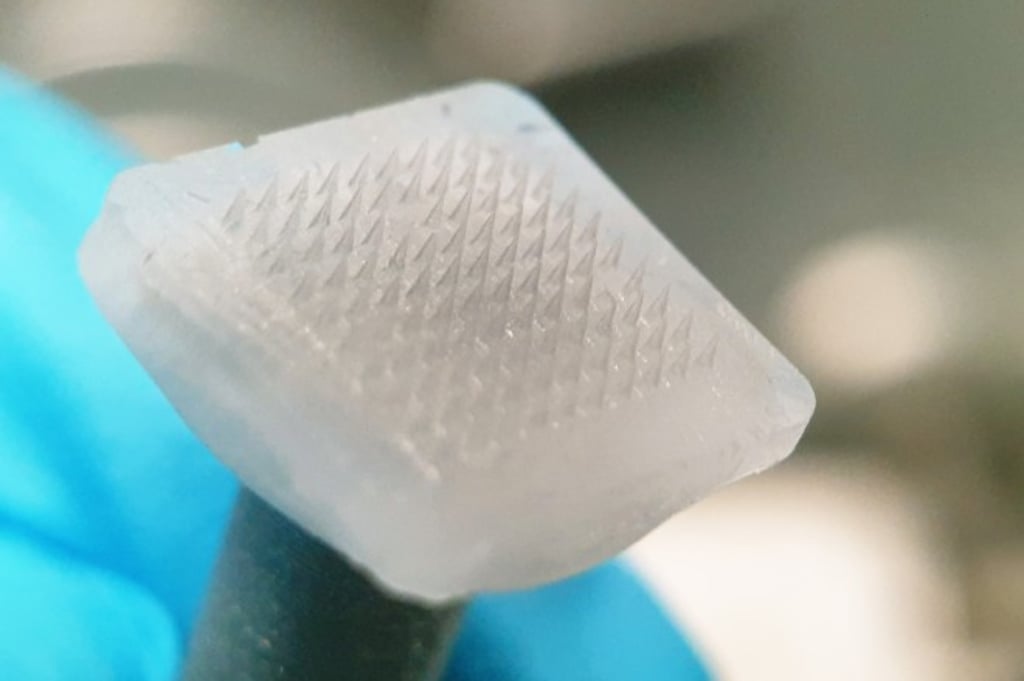 The icy microneedles are less than 1mm long and can deliver drugs and living mammalian cells into the skin. The icy microneedles are less than 1mm long and can deliver drugs and living mammalian cells into the skin.