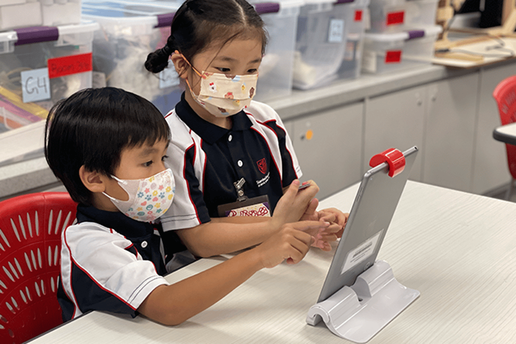 The PP students play some matching games using Osmo Reflectors to consolidate their learning about the 5 senses. The PP students play some matching games using Osmo Reflectors to consolidate their learning about the 5 senses.