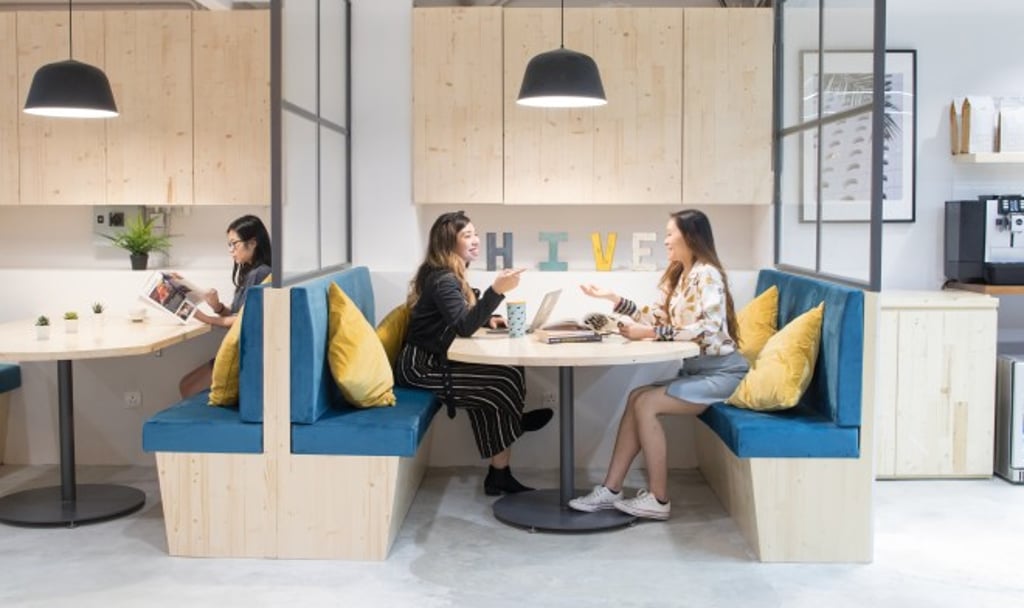 The project provides over 300 members with access to a variety of membership options, including 38 private offices which cater to teams of various sizes ranging from 2 to 20 persons.. (The Hive’s Hong Kong workspace. Photo for reference only)