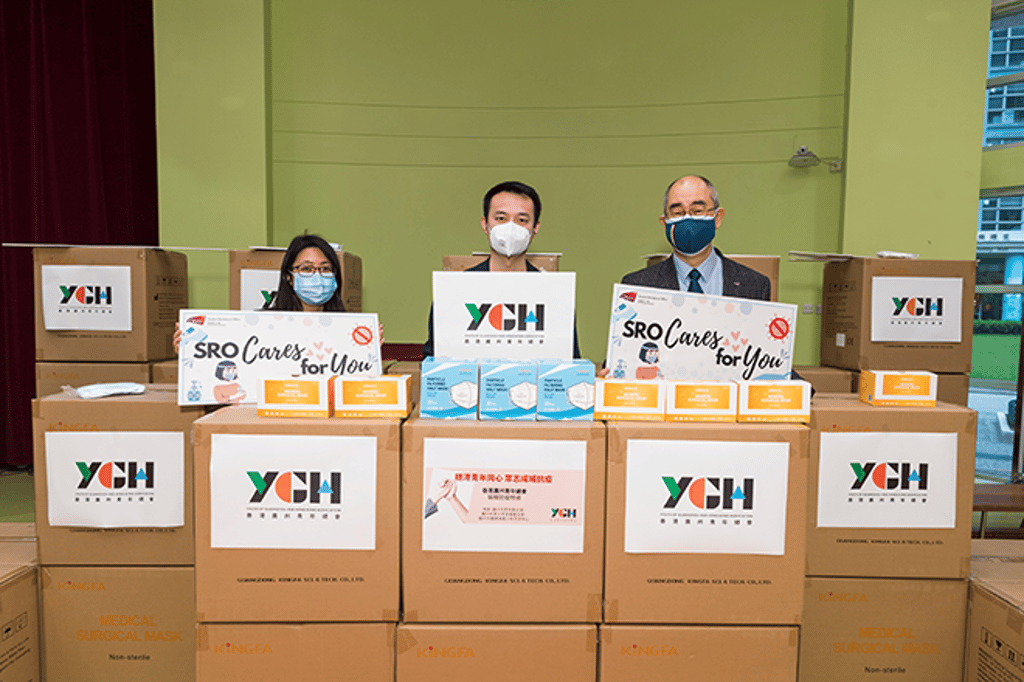 CityU received a donation of 66,000 masks and 800 RAT kits from Mr Fok Kai Man (centre) and Ms Peggy Chan (left), Chairman and rep of the Youth of Guangzhou and Hong Kong Association, aiding the University’s efforts in battling COVID-19 in the halls.