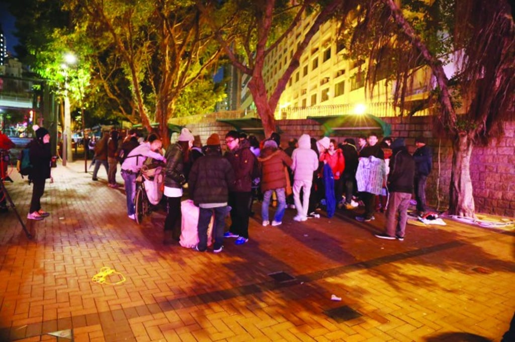 Chan worked with other volunteers on a cold winter night to deliver clothes to the homeless in Yau Tsim Mong District.