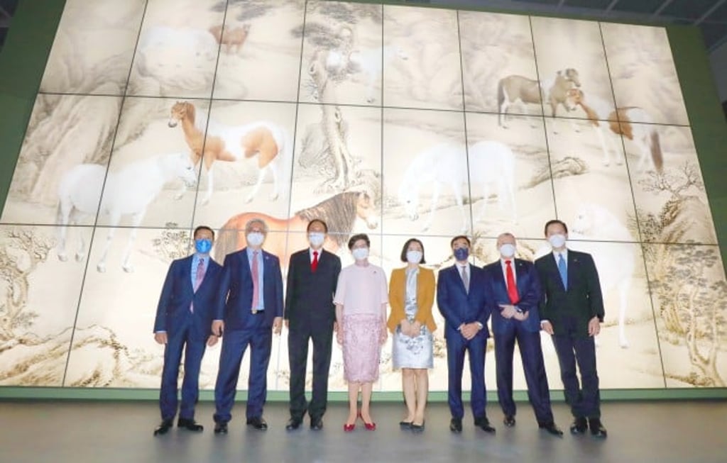 Chief Executive of the HKSAR Carrie Lam (4th left), Deputy Director of the Liaison Office of the Central People’s Government in the HKSAR Lu Xin-ning (4th right), Club Chairman Philip Chen (3rd left); Club Deputy Chairman Michael Lee (3rd right); Club Stewards Silas Yang (2nd left); Richard Tang (1st left); Bernard Charnwut Chan (1st right) and Club Chief Executive Officer Winfried Engelbrecht- Bresges (2nd right) at Grand Gallop: Art and Culture of the Horse exhibition of the HKPM. Chief Executive of the HKSAR Carrie Lam (4th left), Deputy Director of the Liaison Office of the Central People’s Government in the HKSAR Lu Xin-ning (4th right), Club Chairman Philip Chen (3rd left); Club Deputy Chairman Michael Lee (3rd right); Club Stewards Silas Yang (2nd left); Richard Tang (1st left); Bernard Charnwut Chan (1st right) and Club Chief Executive Officer Winfried Engelbrecht- Bresges (2nd right) at Grand Gallop: Art and Culture of the Horse exhibition of the HKPM.