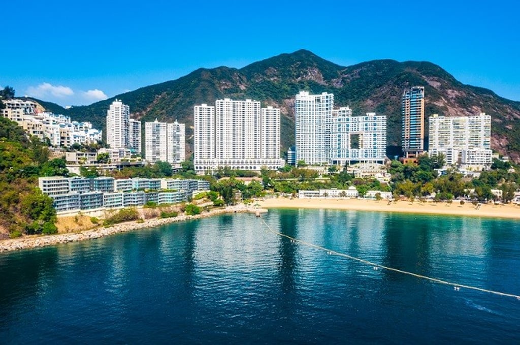 Repulse Bay is an important and recurrent setting in Chang’s novels, including Love in a Fallen City. Schools may organise outings for students to explore the southern part of Hong Kong Island, following in the footsteps of famous Chinese writers such as Xiao Hung and Chan Koon-chung. Repulse Bay is an important and recurrent setting in Chang’s novels, including Love in a Fallen City. Schools may organise outings for students to explore the southern part of Hong Kong Island, following in the footsteps of famous Chinese writers such as Xiao Hung and Chan Koon-chung.