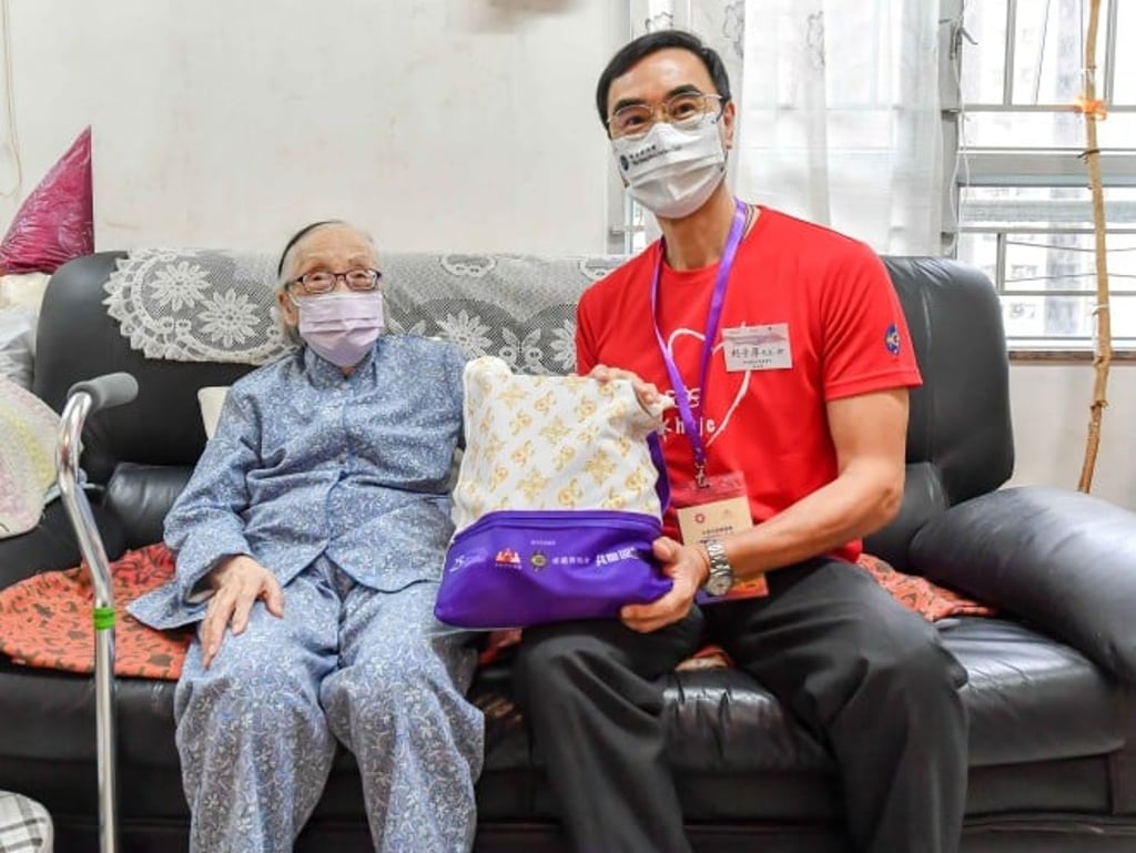 Club Deputy Chairman Michael Lee distributes gift packs during the “Celebration for All” campaign.