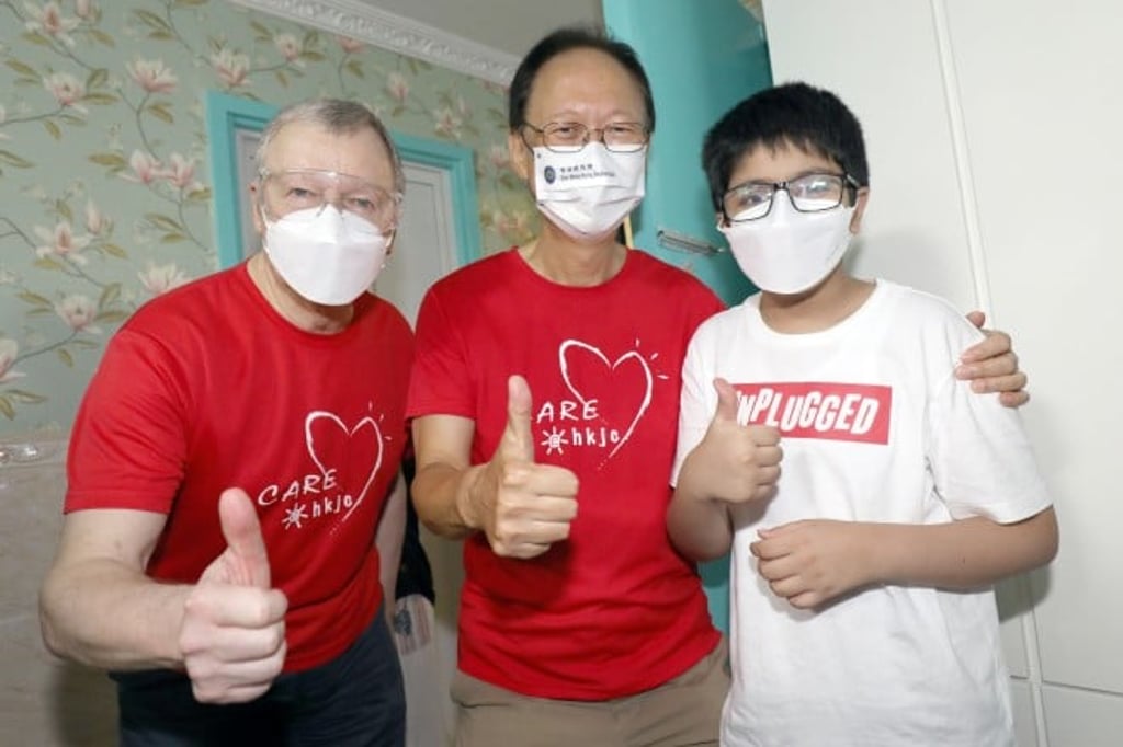 Club Chairman Philip Chen (centre), Club Chief Executive Officer Winfried Engelbrecht-Bresges (left) distribute gift packs during the “Celebration for All” campaign.
