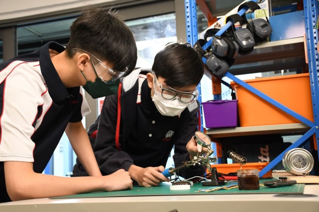 High school students choose from 25+ courses and find their unique graduation pathways with the support of the University Guidance counselor, faculty and parents.