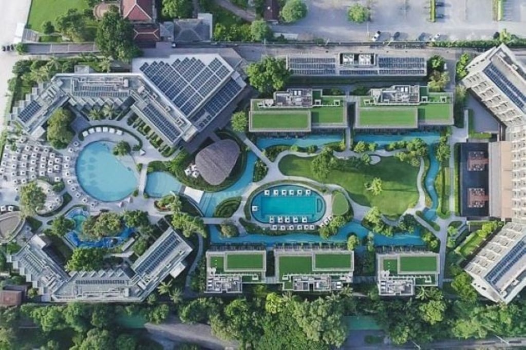Hua Hin Marriott Resort & Spa installed 702 solar panels on the resort’s rooftop to help reduce 512 tons of carbon emissions annually. Hua Hin Marriott Resort & Spa installed 702 solar panels on the resort’s rooftop to help reduce 512 tons of carbon emissions annually.
