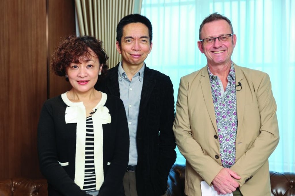 Professor Richard M Walker (right) and Professor Christine Huang Yi-hui (left) met Maeda and had a voluble conversation.