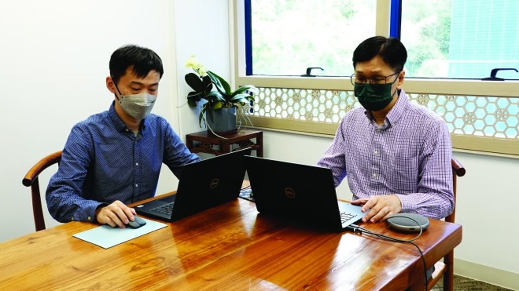 CAH's Cui (left) and Pao (right) unfolded the pedagogy of literary and colloquial readings virtually.