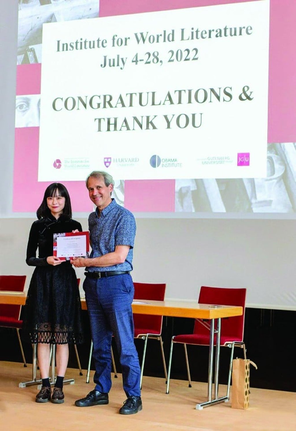 Professor David Damrosch, Founder of IWL, presented a certificate to Wan at the end of the IWL programme.