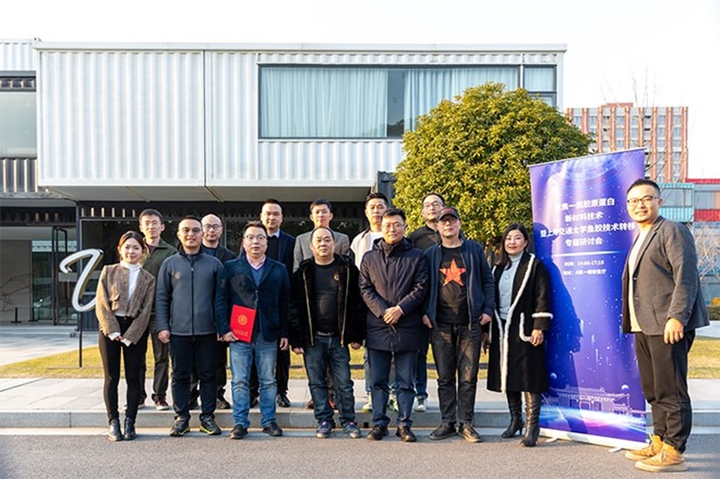 The participants took a group photo, and the right person in the front line is Sanman Health Founder, Mr Zhu Yang The participants took a group photo, and the right person in the front line is Sanman Health Founder, Mr Zhu Yang