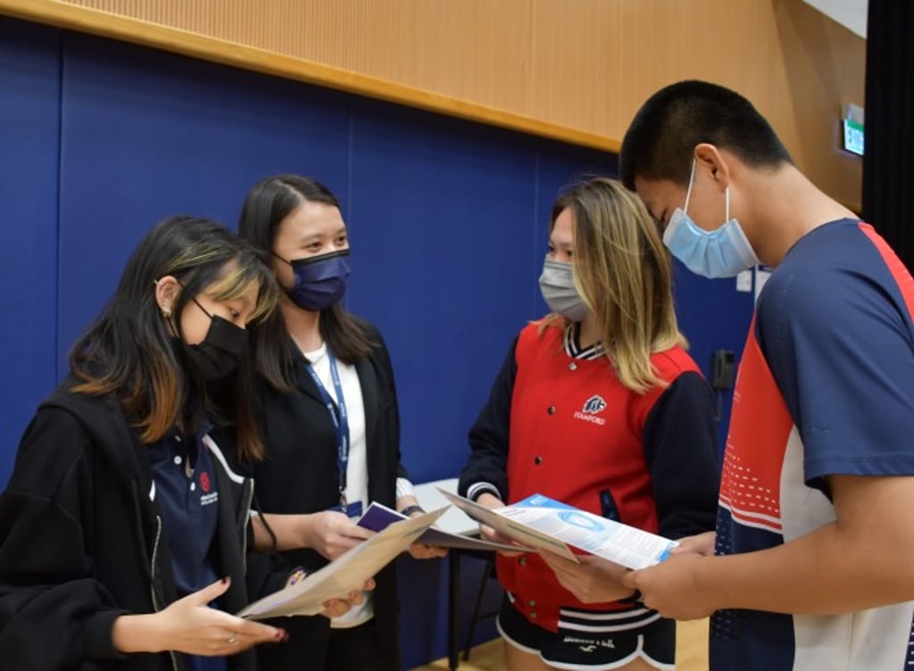 University Counselor Ms Fung working with high school students on university application procedures and course selections.