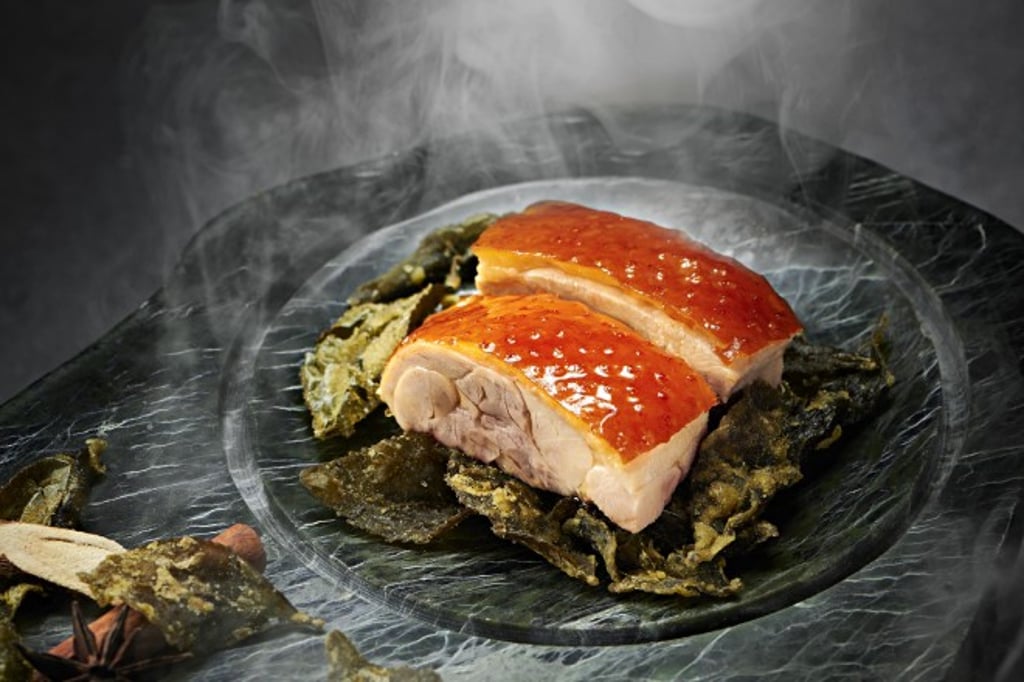 Studio City_Pearl Dragon_Smoked Crispy Chicken with Longjing Tea Leaves