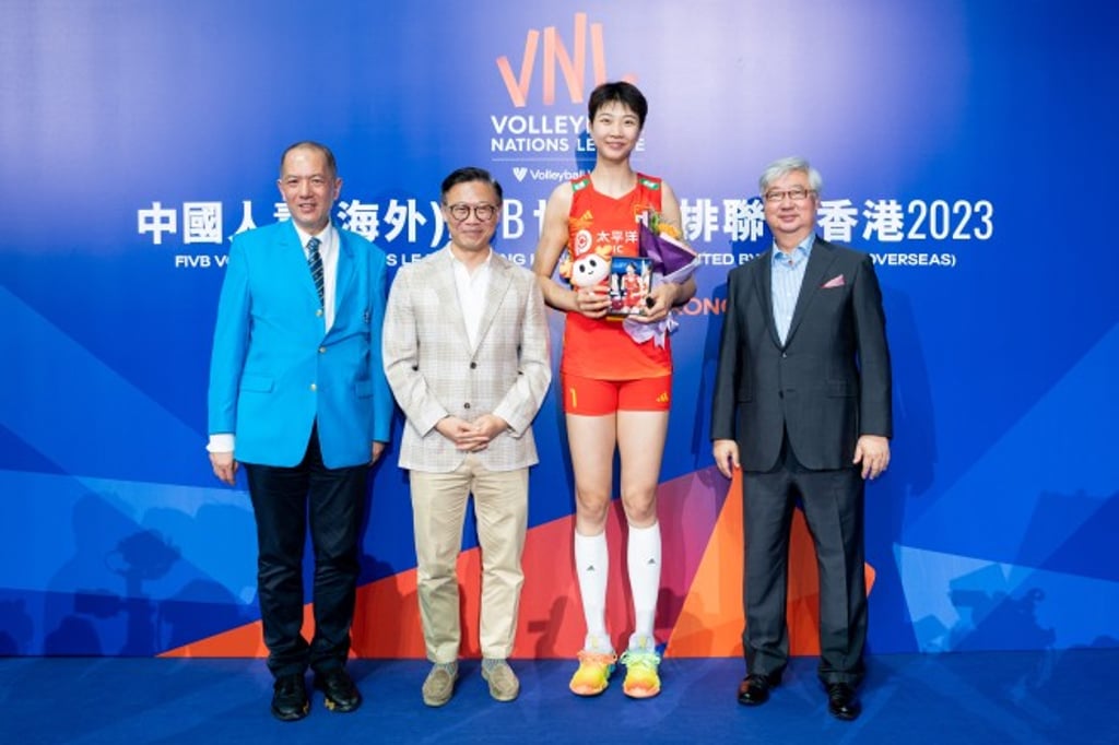 HKSAR Government Deputy Secretary for Justice Horace Cheung (2nd left), Club Steward Dr Silas Yang (1st right) and President of the Volleyball Association of Hong Kong, China Wilfred Ng (1st left) present a souvenir to the most popular player of China team, Yuan Xinyue (2nd right). HKSAR Government Deputy Secretary for Justice Horace Cheung (2nd left), Club Steward Dr Silas Yang (1st right) and President of the Volleyball Association of Hong Kong, China Wilfred Ng (1st left) present a souvenir to the most popular player of China team, Yuan Xinyue (2nd right).