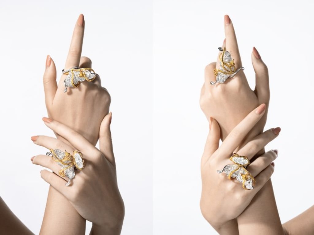 Whimsical, playful and enchanting, the Papillion du Blanc Ring IV offers various options for personal expression.