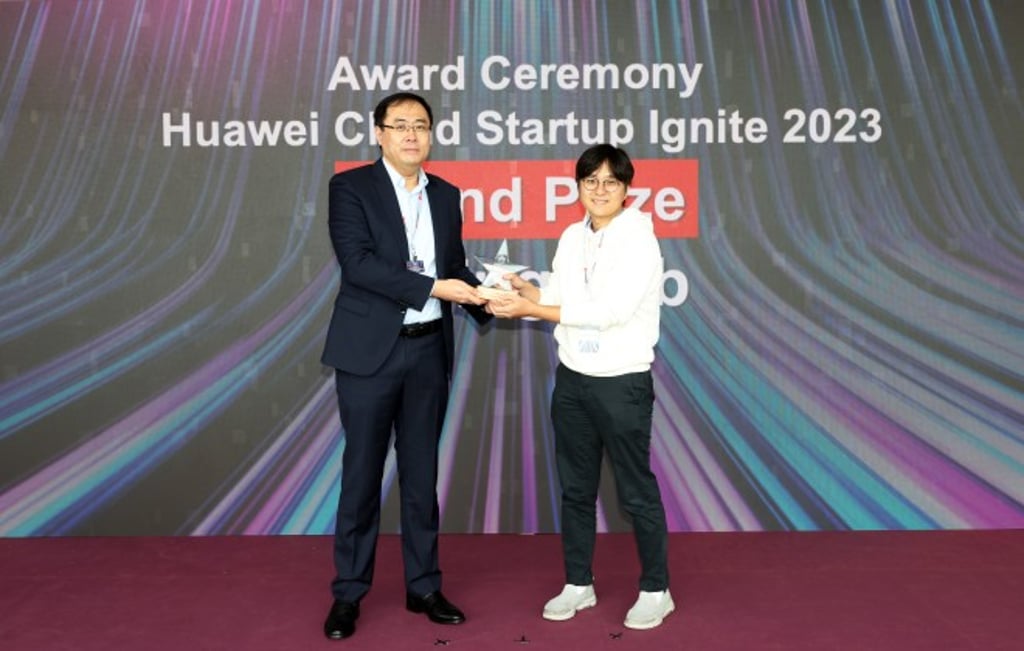 Jason Zhang, managing director of Huawei Cloud Hong Kong (left), and Jae Yoon Kim, co-CEO of Bering Lab (right), celebrate as Bering Lab, an AI translation startup from South Korea, claims the grand prize at the 2023 Huawei Cloud Startup Ignite Competition in Hong Kong.