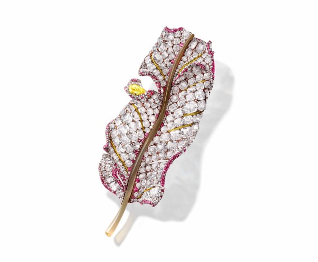 A new exploration of the Musa leaf, the 2023 Black Label Masterpiece III Caribbean Golden Brooch radiates a pink-golden brilliance, capturing the dazzling glow of a sunset after a tropical rain.