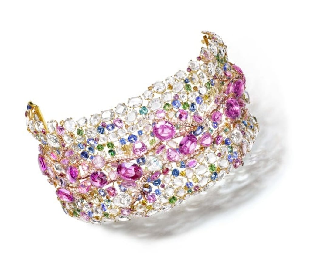 The 2023 Black Label Masterpiece X Spring Riverside Bangle captures the ever-changing beauty of the seasons along the Seine River in France.