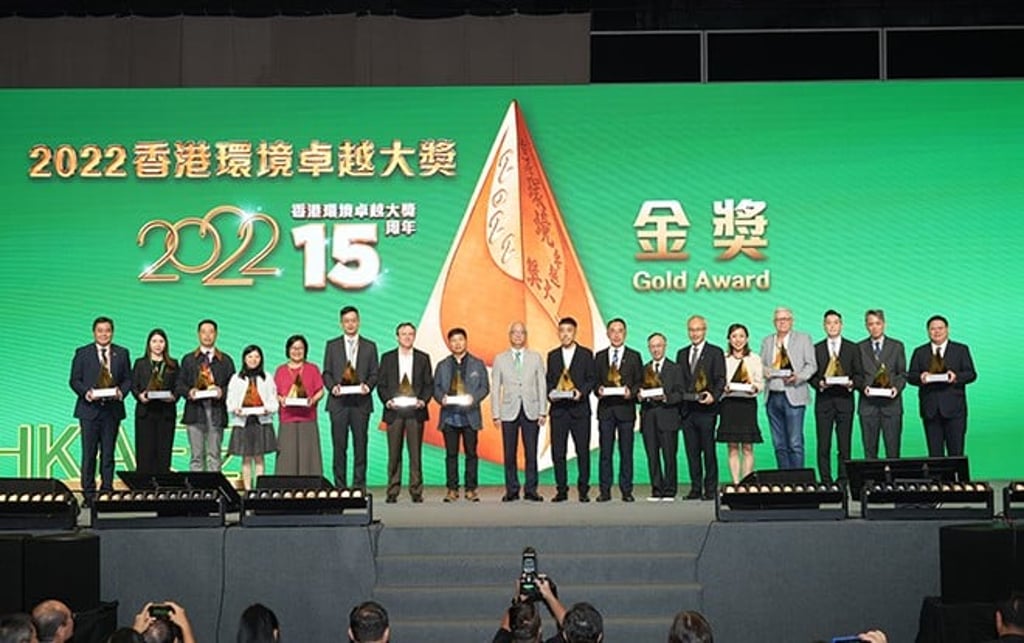 The group photo of Mr Tse with the Gold winners of the HKAEE and HKGIA