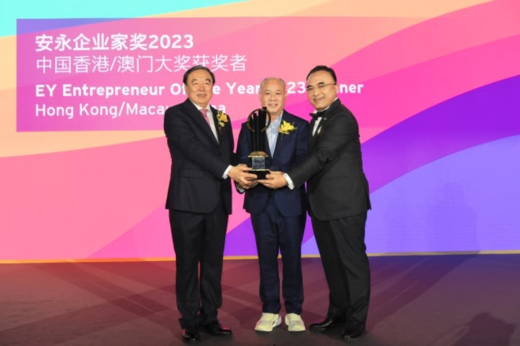 Li Ning (centre), Chairman and CEO of Viva Goods, was recently honoured with the EY Entrepreneur Of The Year Award (Hong Kong/Macau) for his lifetime achievement. Li Ning (centre), Chairman and CEO of Viva Goods, was recently honoured with the EY Entrepreneur Of The Year Award (Hong Kong/Macau) for his lifetime achievement.