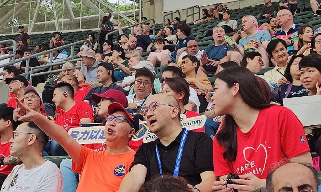 Members of the Club’s CARE@hkjc Volunteer Team join visually-impaired participants to enjoy the tournament.