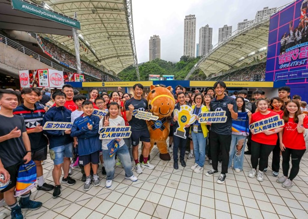 Club Chairman Michael Lee (front row, 6th right) and CARE@hkjc Volunteer Team members greet young beneficiaries of the Jockey Club Sevens Community Experience and Hong Kong China Men’s Sevens team members Salom Yiu (front row, 6th left) and Wesley Ng (front row, 4th right) at the Jockey Club booth.