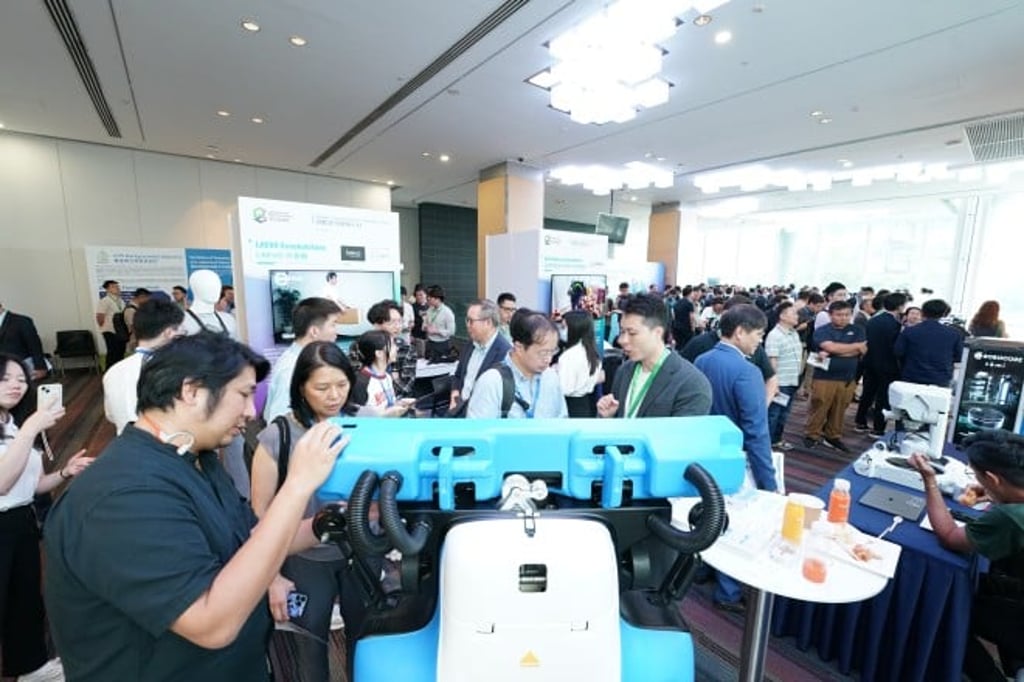 The robotic exhibition drew a large crowd of industry practitioners.
