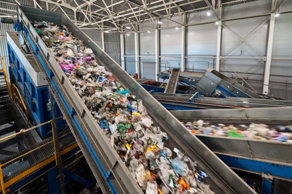 A hybrid recycling model combining the sale of plastic offsets and social plastic offers economic and environmental advantages.