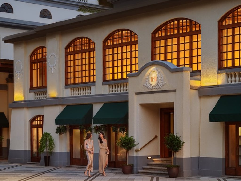 Surrounded by lushly landscaped gardens, The Repulse Bay Arcade is a blend of classic and colonial design elements, making it a charming destination for retail therapy. Surrounded by lushly landscaped gardens, The Repulse Bay Arcade is a blend of classic and colonial design elements, making it a charming destination for retail therapy.