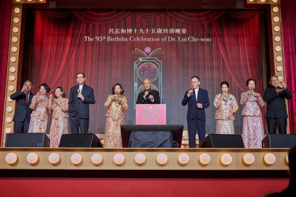 Toasting ceremony : Dr Lui Che-woo’s five children - Mr Francis Lui (fourth left), Mr Lawrence Lui (fifth right) , Mr Alexander Lui (fourth right), Ms Paddy Lui (second left) and Ms Eileen Lui (second right) hold a 95th birthday celebration banquet for their father.