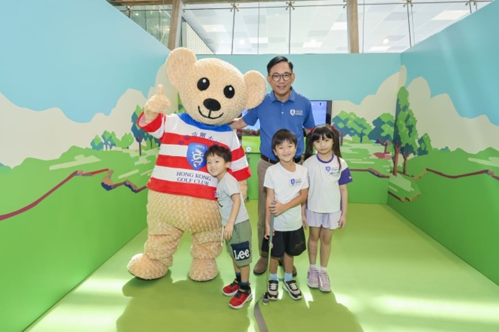 Link Group CEO George Hongchoy and kids attended the kick-off ceremony of "Link Golf Experience Day” in October.