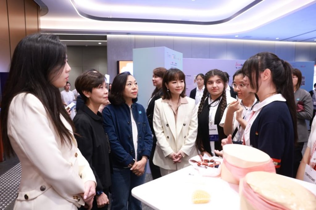 Miss. Alice Mak, SBS, JP, Secretary for Home and Youth Affairs, with Mrs. Jennifer Yu Cheng, FutureGEN Girls Leadership Summit Organizing Committee Chairperson and CTF Education Group President and Deputy Vice Chairwoman, Ms. Diana Cesar, JP, Executive Director and Chief Executive of Hang Seng Bank, and Ms. Jennifer Ma, Group Chief Strategy Officer, CTF Education Group enjoyed a student-guided tour and engaged with IdeaGO Ideathon participating teen girls.