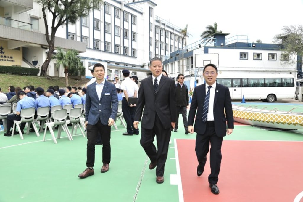 Jiang Zhenying (centre) praises the Hong Kong Sea School’s commitment to offering excellent learning opportunities for students from needy families.