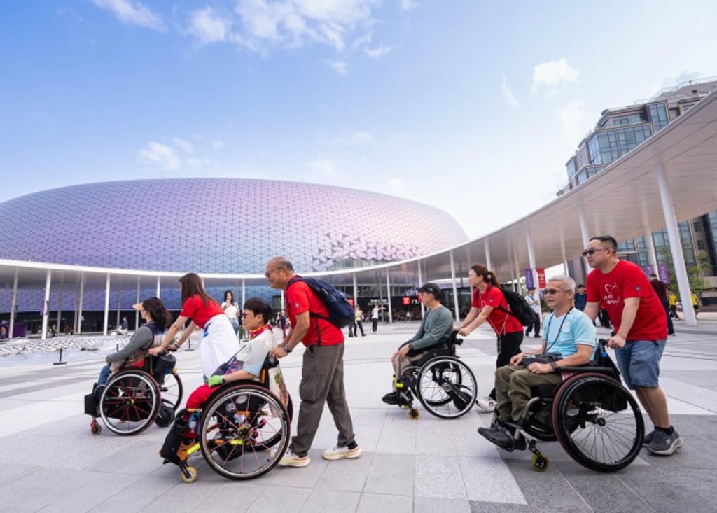 Members of the Club’s CARE@hkjc Volunteer Team accompany wheelchair users at the tournament.