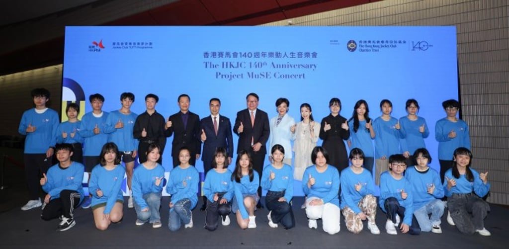 HKSAR Government Chief Secretary for Administration Chan Kwok-ki (back row, centre), Club Chairman Michael Lee (back row, 7th left) and other guests posed for a photo with mentors and mentees from the Strive and Rise Programme.