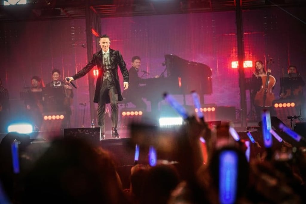 Jacky Cheung’s rich, emotive voice filled the arena with timeless hits, while heartfelt stories added a personal touch.