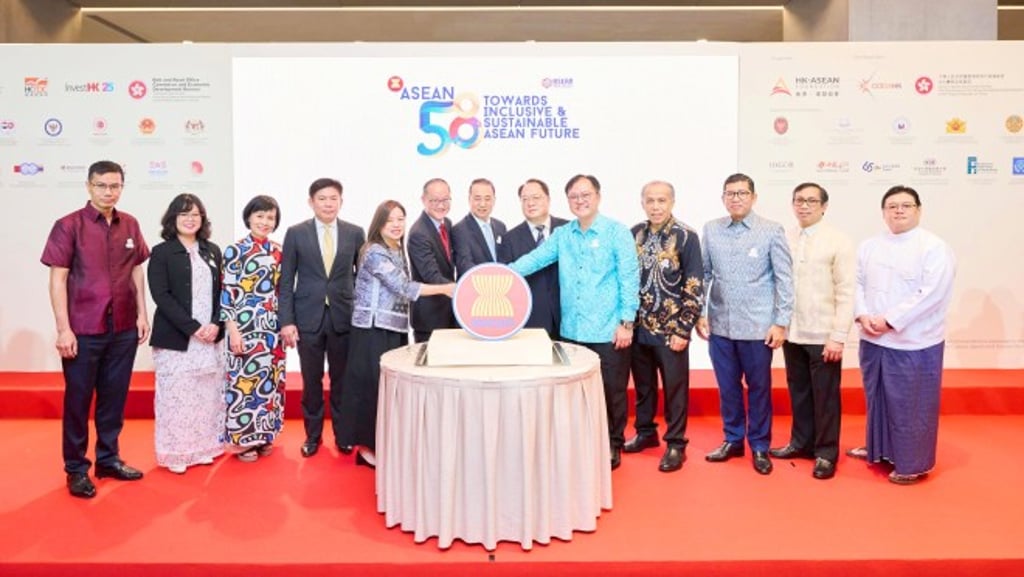 At the opening ceremony, ASEAN Consuls-General and representatives came together to cut the cake, commemorating ASEAN Day and celebrating unity, friendship, and regional collaboration.